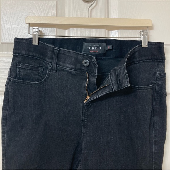 Torrid Black Cropped Bombshell Skinny Jeans 16 Short Casual Denim Winter - Picture 3 of 9